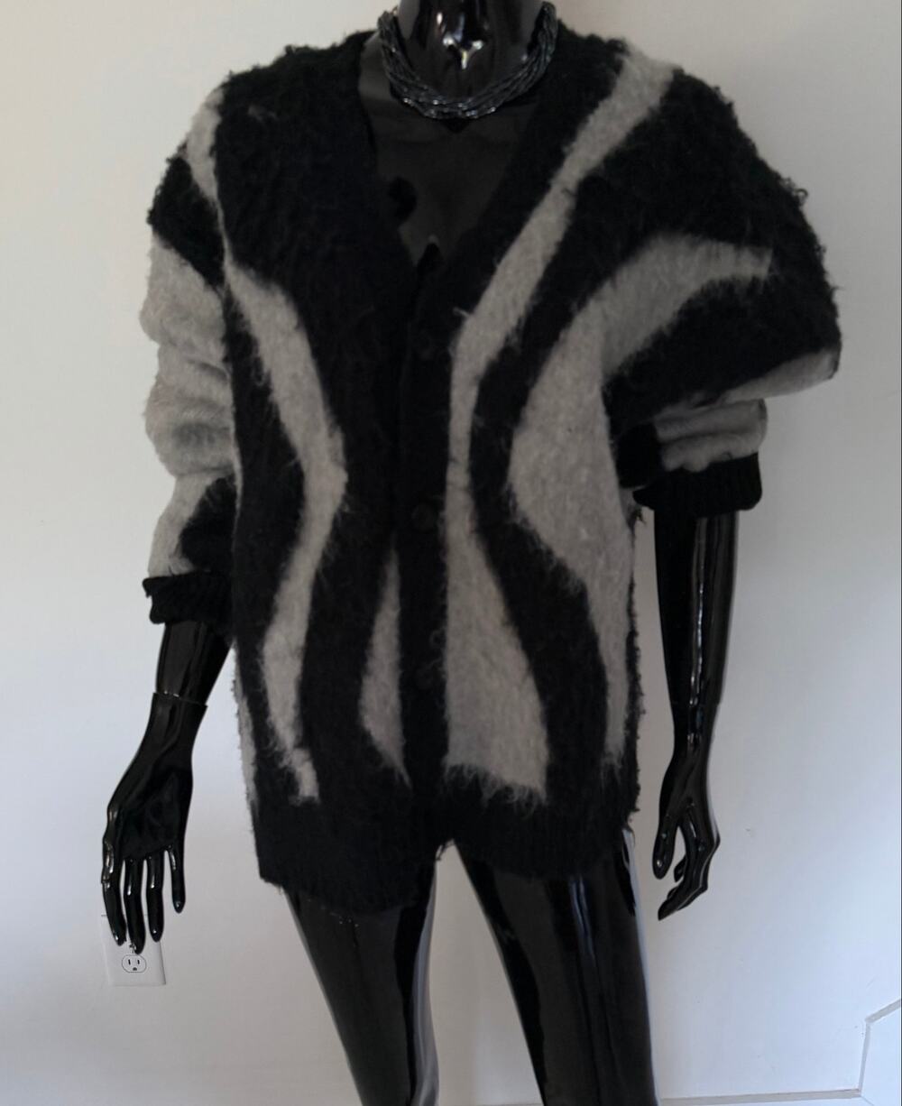 Zara Women’s XL NWOT Abstract Swirl Fuzzy Knit Cardigan Black Cream